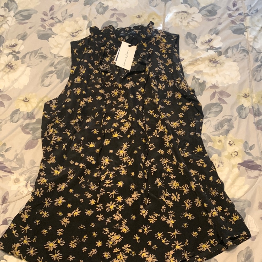 NWT women’s sleeveless shirt